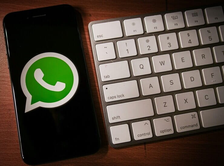 Smartphone con WhatsApp e tastiera 